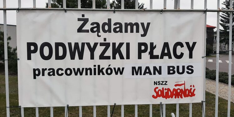 08.04.2021. Starachowice. Protest w MAN Bus / Facebook / NSZZ "Solidarność" w MAN BUS, PKC GROUP i Apleona