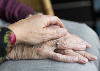 13 procent samotnych seniorów powyżej 80 lat nigdy nie wychodzi z domu
