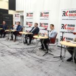 30.01.2022. Studio Polityczne Radia Kielce. Na zdjęciu (od lewej): Marek Kwitek - Prawo i Sprawiedliwość, Bartosz Pyrz - Konfederacja, Michał Skotnicki - Polskie Stronnictwa Ludowe, Wiktor Pytlak - Platforma Obywatelska, Jacek Skórski - Nowa Lewica / Sebastian Kalwat / Radio Kielce