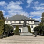 21.03.2021 Zwierzyniec i Czarnca. Miejsce walki i pamięci. Szkoła w Czarńcy / Dionizy Krawczyński / Radio Kielce