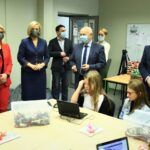 25.01.2022. Wsparcie dla dzieci i dorosłych - nowe świetlice środowiskowe w gminie Morawica. Na zdjęciu (od lewej): Katarzyna Kubicka - dyrektor Departamentu Wdrażania Europejskiego Funduszu Społecznego, Renata Janik - wicemarszałek województwa świętokrzyskiego, Maria Buras - burmistrz Morawicy, Andrzej Bętkowski - marszałek województwa świętokrzyskiego / Urząd Marszałkowski Województwa Świętokrzyskiego