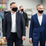 16.03.2021. Ruda Strawczyńska. Wizyta prezydenta RP Andrzeja Dudy w firmie DEFRO. Na zdjęciu (od lewej): Andrzej Duda - prezydent RP i Robert Dziubeła - prezes firmy DEFRO / Wiktor Taszłow / Radio Kielce