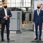 16.03.2021. Ruda Strawczyńska. Wizyta prezydenta RP Andrzeja Dudy w firmie DEFRO. Na zdjęciu (od lewej): Andrzej Duda - prezydent RP i Robert Dziubeła - prezes firmy DEFRO / Wiktor Taszłow / Radio Kielce