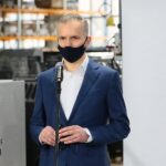 16.03.2021. Ruda Strawczyńska. Wizyta prezydenta RP Andrzeja Dudy w firmie DEFRO. Na zdjęciu: Robert Dziubeła - prezes firmy DEFRO / Wiktor Taszłow / Radio Kielce