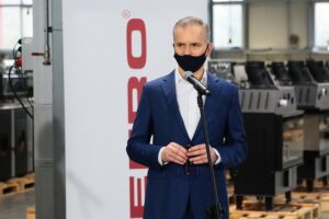 16.03.2021. Ruda Strawczyńska. Wizyta prezydenta RP Andrzeja Dudy w firmie DEFRO. Na zdjęciu: Robert Dziubeła - prezes firmy DEFRO / Wiktor Taszłow / Radio Kielce