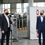 16.03.2021. Ruda Strawczyńska. Wizyta prezydenta RP Andrzeja Dudy w firmie DEFRO. Na zdjęciu (od lewej): Andrzej Duda - prezydent RP i Robert Dziubeła - prezes firmy DEFRO / Wiktor Taszłow / Radio Kielce