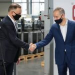 16.03.2021. Ruda Strawczyńska. Wizyta prezydenta RP Andrzeja Dudy w firmie DEFRO. Na zdjęciu (od lewej): Andrzej Duda - prezydent RP i Robert Dziubeła - prezes firmy DEFRO / Wiktor Taszłow / Radio Kielce