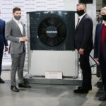 16.03.2021. Ruda Strawczyńska. Wizyta prezydenta RP Andrzeja Dudy w firmie DEFRO. Na zdjęciu (od lewej): Robert Dziubeła - prezes firmy DEFRO, Hubert Dziubeła, Andrzej Duda - prezydent RP, Andrzej Bętkowski - marszałek województwa świętokrzyskiego / Wiktor Taszłow / Radio Kielce