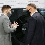 16.03.2021. Ruda Strawczyńska. Wizyta prezydenta RP Andrzeja Dudy w firmie DEFRO. Na zdjęciu (od lewej): Hubert Dziubeła, Andrzej Duda - prezydent RP / Wiktor Taszłow / Radio Kielce