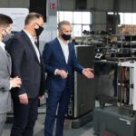 16.03.2021. Ruda Strawczyńska. Wizyta prezydenta RP Andrzeja Dudy w firmie DEFRO. Na zdjęciu (od lewej): Hubert Dziubeła, Andrzej Duda - prezydent RP, Robert Dziubeła - prezes firmy DEFRO / Wiktor Taszłow / Radio Kielce