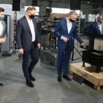16.03.2021. Ruda Strawczyńska. Wizyta prezydenta RP Andrzeja Dudy w firmie DEFRO. Na zdjęciu (od lewej): Hubert Dziubeła, Andrzej Duda - prezydent RP, Robert Dziubeła - prezes firmy DEFRO / Wiktor Taszłow / Radio Kielce