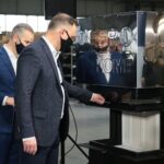 16.03.2021. Ruda Strawczyńska. Wizyta prezydenta RP Andrzeja Dudy w firmie DEFRO. Na zdjęciu (od lewej): Robert Dziubeła - prezes firmy DEFRO, Andrzej Duda - prezydent RP / Wiktor Taszłow / Radio Kielce
