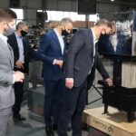 16.03.2021. Ruda Strawczyńska. Wizyta prezydenta RP Andrzeja Dudy w firmie DEFRO. Na zdjęciu (od lewej): Hubert Dziubeła, Robert Dziubeła - prezes firmy DEFRO, Andrzej Duda - prezydent RP / Wiktor Taszłow / Radio Kielce