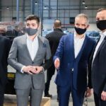 16.03.2021. Ruda Strawczyńska. Wizyta prezydenta RP Andrzeja Dudy w firmie DEFRO. Na zdjęciu (od lewej): Zbigniew Koniusz - wojewoda świętokrzyski, Hubert Dziubeła, Robert Dziubeła - prezes firmy DEFRO, Andrzej Duda - prezydent RP / Wiktor Taszłow / Radio Kielce