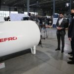 16.03.2021. Ruda Strawczyńska. Wizyta prezydenta RP Andrzeja Dudy w firmie DEFRO. Na zdjęciu (od lewej): Hubert Dziubeła, Andrzej Duda - prezydent RP / Wiktor Taszłow / Radio Kielce