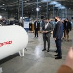 16.03.2021. Ruda Strawczyńska. Wizyta prezydenta RP Andrzeja Dudy w firmie DEFRO. Na zdjęciu (od lewej): Hubert Dziubeła, Andrzej Duda - prezydent RP / Wiktor Taszłow / Radio Kielce