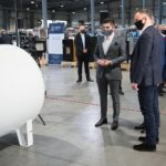 16.03.2021. Ruda Strawczyńska. Wizyta prezydenta RP Andrzeja Dudy w firmie DEFRO. Na zdjęciu (od lewej): Hubert Dziubeła, Andrzej Duda - prezydent RP / Wiktor Taszłow / Radio Kielce