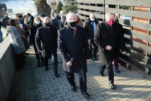 22.01.2021. Michniów. Wizyta wicepremiera Piotra Glińskiego w Mauzoleum Martyrologii Wsi Polskiej. Na zdjęciu (od lewej): Andrzej Bętkowski - marszałek województwa świętokrzyskiego, Krzysztof Lipiec - poseł, Piotr Gliński - wicepremier; minister kultury, dziedzictwa narodowego i sportu / WIktor Taszłow / Radio Kielce