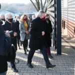 22.01.2021. Michniów. Wizyta wicepremiera Piotra Glińskiego w Mauzoleum Martyrologii Wsi Polskiej. Na zdjęciu (w środku od lewej): Krzysztof Lipiec - poseł, Piotr Gliński - wicepremier; minister kultury, dziedzictwa narodowego i sportu, Anna Krupka -  wiceminister sportu / WIktor Taszłow / Radio Kielce