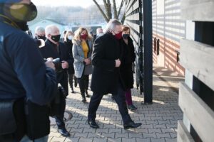 22.01.2021. Michniów. Wizyta wicepremiera Piotra Glińskiego w Mauzoleum Martyrologii Wsi Polskiej. Na zdjęciu (w środku od lewej): Krzysztof Lipiec - poseł, Piotr Gliński - wicepremier; minister kultury, dziedzictwa narodowego i sportu, Anna Krupka - wiceminister sportu / WIktor Taszłow / Radio Kielce