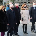 22.01.2021. Michniów. Wizyta wicepremiera Piotra Glińskiego w Mauzoleum Martyrologii Wsi Polskiej. Na zdjęciu (od lewej): Anna Krupka - wiceminister sportu, Krzysztof Lipiec - poseł, Piotr Gliński - wicepremier; minister kultury, dziedzictwa narodowego i sportu, Agata Wojtyszek - poseł, Krzysztof Słoń - senator / WIktor Taszłow / Radio Kielce