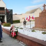 22.01.2021. Michniów. Wizyta wicepremiera Piotra Glińskiego w Mauzoleum Martyrologii Wsi Polskiej. Na zdjęciu (od lewej): dr Mateusz Szpytma - zastępca  prezesa Instytutu Pamięci Narodowej i Dorota Koczwańska–Kalita - naczelnik kieleckiej delegatury Instytutu Pamięci Narodowej / WIktor Taszłow / Radio Kielce