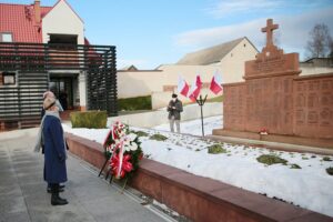 22.01.2021. Michniów. Wizyta wicepremiera Piotra Glińskiego w Mauzoleum Martyrologii Wsi Polskiej. Na zdjęciu (od lewej): dr Mateusz Szpytma - zastępca prezesa Instytutu Pamięci Narodowej i Dorota Koczwańska–Kalita - naczelnik kieleckiej delegatury Instytutu Pamięci Narodowej / WIktor Taszłow / Radio Kielce