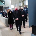 22.01.2021. Michniów. Wizyta wicepremiera Piotra Glińskiego w Mauzoleum Martyrologii Wsi Polskiej. Na zdjęciu (w środku od lewej): Krzysztof Słoń - senator, Agata Wojtyszek - poseł, Anna Krupka -  wiceminister sportu, Piotr Gliński - wicepremier; minister kultury, dziedzictwa narodowego i sportu, Krzysztof Lipiec - poseł / WIktor Taszłow / Radio Kielce