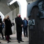 22.01.2021. Michniów. Wizyta wicepremiera Piotra Glińskiego w Mauzoleum Martyrologii Wsi Polskiej. Na zdjęciu (od lewej): Anna Krupka -  wiceminister sportu, Piotr Gliński - wicepremier; minister kultury, dziedzictwa narodowego i sportu, Tadeusz Sikora - dyrektor Muzeum Wsi Kieleckiej / WIktor Taszłow / Radio Kielce