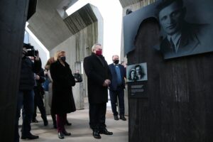 22.01.2021. Michniów. Wizyta wicepremiera Piotra Glińskiego w Mauzoleum Martyrologii Wsi Polskiej. Na zdjęciu (od lewej): Anna Krupka - wiceminister sportu, Piotr Gliński - wicepremier; minister kultury, dziedzictwa narodowego i sportu, Tadeusz Sikora - dyrektor Muzeum Wsi Kieleckiej / WIktor Taszłow / Radio Kielce