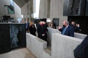 22.01.2021. Michniów. Wizyta wicepremiera Piotra Glińskiego w Mauzoleum Martyrologii Wsi Polskiej. Na zdjęciu (od lewej): Anna Krupka - wiceminister sportu, Piotr Gliński - wicepremier; minister kultury, dziedzictwa narodowego i sportu, Krzysztof Lipiec - poseł, Tadeusz Sikora - dyrektor Muzeum Wsi Kieleckiej / WIktor Taszłow / Radio Kielce