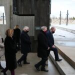 22.01.2021. Michniów. Wizyta wicepremiera Piotra Glińskiego w Mauzoleum Martyrologii Wsi Polskiej. Na zdjęciu (od lewej): Agata Wojtyszek - poseł, Anna Krupka -  wiceminister sportu, Krzysztof Lipiec - poseł, Piotr Gliński - wicepremier; minister kultury, dziedzictwa narodowego i sportu, Tadeusz Sikora - dyrektor Muzeum Wsi Kieleckiej / WIktor Taszłow / Radio Kielce