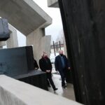 22.01.2021. Michniów. Wizyta wicepremiera Piotra Glińskiego w Mauzoleum Martyrologii Wsi Polskiej. Na zdjęciu (od lewej): Piotr Gliński - wicepremier; minister kultury, dziedzictwa narodowego i sportu, Tadeusz Sikora - dyrektor Muzeum Wsi Kieleckiej / WIktor Taszłow / Radio Kielce