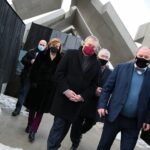 22.01.2021. Michniów. Wizyta wicepremiera Piotra Glińskiego w Mauzoleum Martyrologii Wsi Polskiej. Na zdjęciu (od lewej): Anna Krupka -  wiceminister sportu, Piotr Gliński - wicepremier; minister kultury, dziedzictwa narodowego i sportu, Krzysztof Lipiec - poseł, Tadeusz Sikora - dyrektor Muzeum Wsi Kieleckiej / WIktor Taszłow / Radio Kielce