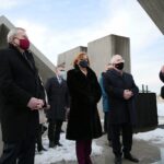 22.01.2021. Michniów. Wizyta wicepremiera Piotra Glińskiego w Mauzoleum Martyrologii Wsi Polskiej. Na zdjęciu (od lewej): Piotr Gliński - wicepremier; minister kultury, dziedzictwa narodowego i sportu, Krzysztof Słoń - senator, Anna Krupka -  wiceminister sportu, Zbigniew Koniusz - wojewoda świętokrzyski, Krzysztof Lipiec - poseł, Tadeusz Sikora - dyrektor Muzeum Wsi Kieleckiej / WIktor Taszłow / Radio Kielce