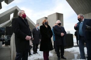 22.01.2021. Michniów. Wizyta wicepremiera Piotra Glińskiego w Mauzoleum Martyrologii Wsi Polskiej. Na zdjęciu (od lewej): Piotr Gliński - wicepremier; minister kultury, dziedzictwa narodowego i sportu, Krzysztof Słoń - senator, Anna Krupka - wiceminister sportu, Zbigniew Koniusz - wojewoda świętokrzyski, Krzysztof Lipiec - poseł, Tadeusz Sikora - dyrektor Muzeum Wsi Kieleckiej / WIktor Taszłow / Radio Kielce