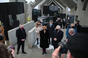 22.01.2021. Michniów. Wizyta wicepremiera Piotra Glińskiego w Mauzoleum Martyrologii Wsi Polskiej. Na zdjęciu (od lewej): Piotr Gliński - wicepremier; minister kultury, dziedzictwa narodowego i sportu, Agata Wojtyszek - poseł, Anna Krupka - wiceminister sportu, Krzysztof Słoń - senator, Krzysztof Lipiec - poseł, Zbigniew Koniusz - wojewoda świętokrzyski / WIktor Taszłow / Radio Kielce