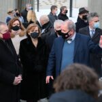 22.01.2021. Michniów. Wizyta wicepremiera Piotra Glińskiego w Mauzoleum Martyrologii Wsi Polskiej. Na zdjęciu (od lewej): Piotr Gliński - wicepremier; minister kultury, dziedzictwa narodowego i sportu, Agata Wojtyszek - poseł, Anna Krupka -  wiceminister sportu, Krzysztof Lipiec - poseł, Tadeusz Sikora - dyrektor Muzeum Wsi Kieleckiej, Krzysztof Słoń - senator / WIktor Taszłow / Radio Kielce