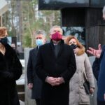 22.01.2021. Michniów. Wizyta wicepremiera Piotra Glińskiego w Mauzoleum Martyrologii Wsi Polskiej. Na zdjęciu (od lewej): Anna Krupka -  wiceminister sportu, Krzysztof Słoń - senator, Piotr Gliński - wicepremier; minister kultury, dziedzictwa narodowego i sportu, Agata Wojtyszek - poseł, Tadeusz Sikora - dyrektor Muzeum Wsi Kieleckiej / WIktor Taszłow / Radio Kielce