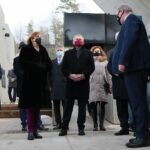 22.01.2021. Michniów. Wizyta wicepremiera Piotra Glińskiego w Mauzoleum Martyrologii Wsi Polskiej. Na zdjęciu (od lewej): Dorota Koczwańska-Kalita - naczelnik kieleckiej delegatury IPN, Anna Krupka -  wiceminister sportu, Krzysztof Słoń - senator, Piotr Gliński - wicepremier; minister kultury, dziedzictwa narodowego i sportu, Agata Wojtyszek - poseł, Tadeusz Sikora - dyrektor Muzeum Wsi Kieleckiej / WIktor Taszłow / Radio Kielce