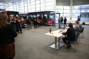 05.03.2021. Starachowice. Zakłady MAN. Podpisanie umowy na wyprodukowanie autobusów dla miasta / Wiktor Taszłow / Radio Kielce