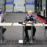 05.03.2021. Starachowice. Zakłady MAN. Podpisanie umowy na wyprodukowanie autobusów dla miasta. Na zdjęciu (od lewej): Marek Materek - prezydent Starachowic, Mehmet Sermet - kierownik zakładu, Magdalena Duda – dyrektor do spraw sprzedaży MAN / Wiktor Taszłow / Radio Kielce