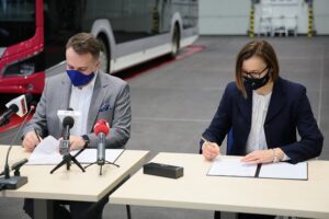 05.03.2021. Starachowice. Zakłady MAN. Podpisanie umowy na wyprodukowanie autobusów dla miasta. Na zdjęciu: Marek Materek - prezydent Starachowic, Magdalena Duda – dyrektor do spraw sprzedaży MAN / Wiktor Taszłow / Radio Kielce