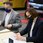05.03.2021. Starachowice. Zakłady MAN. Podpisanie umowy na wyprodukowanie autobusów dla miasta. Na zdjęciu: Marek Materek - prezydent Starachowic, Magdalena Duda – dyrektor do spraw sprzedaży MAN / Wiktor Taszłow / Radio Kielce