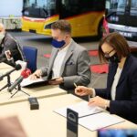 05.03.2021. Starachowice. Zakłady MAN. Podpisanie umowy na wyprodukowanie autobusów dla miasta. Na zdjęciu (od lewej): Mehmet Sermet - kierownik zakładu, Marek Materek - prezydent Starachowic, Magdalena Duda – dyrektor do spraw sprzedaży MAN / Wiktor Taszłow / Radio Kielce