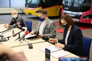 05.03.2021. Starachowice. Zakłady MAN. Podpisanie umowy na wyprodukowanie autobusów dla miasta. Na zdjęciu (od lewej): Mehmet Sermet - kierownik zakładu, Marek Materek - prezydent Starachowic, Magdalena Duda – dyrektor do spraw sprzedaży MAN / Wiktor Taszłow / Radio Kielce