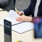 05.03.2021. Starachowice. Zakłady MAN. Podpisanie umowy na wyprodukowanie autobusów dla miasta / Wiktor Taszłow / Radio Kielce