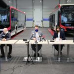 05.03.2021. Starachowice. Zakłady MAN. Podpisanie umowy na wyprodukowanie autobusów dla miasta. Na zdjęciu (od lewej): Mehmet Sermet - kierownik zakładu, Marek Materek - prezydent Starachowic, Magdalena Duda – dyrektor do spraw sprzedaży MAN / Wiktor Taszłow / Radio Kielce