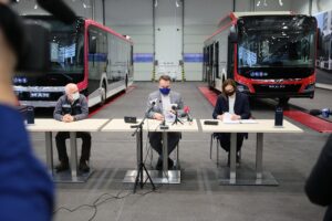 05.03.2021. Starachowice. Zakłady MAN. Podpisanie umowy na wyprodukowanie autobusów dla miasta. Na zdjęciu (od lewej): Mehmet Sermet - kierownik zakładu, Marek Materek - prezydent Starachowic, Magdalena Duda – dyrektor do spraw sprzedaży MAN / Wiktor Taszłow / Radio Kielce