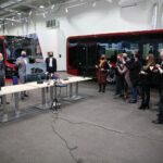 05.03.2021. Starachowice. Zakłady MAN. Podpisanie umowy na wyprodukowanie autobusów dla miasta. Na zdjęciu (od lewej): Mehmet Sermet - kierownik zakładu, Marek Materek - prezydent Starachowic, Magdalena Duda – dyrektor do spraw sprzedaży MAN / Wiktor Taszłow / Radio Kielce